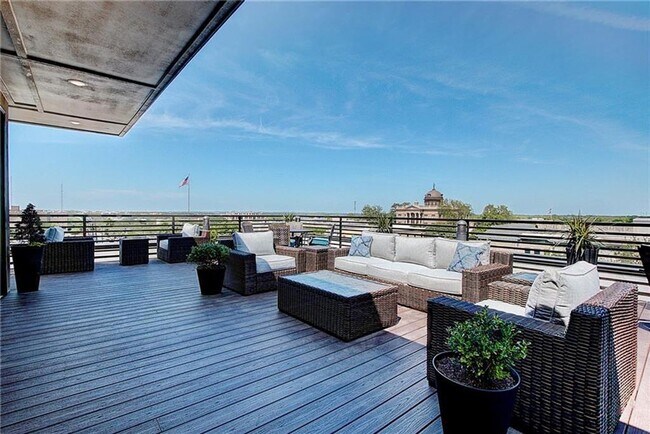 Building Photo - 810 S Rock St