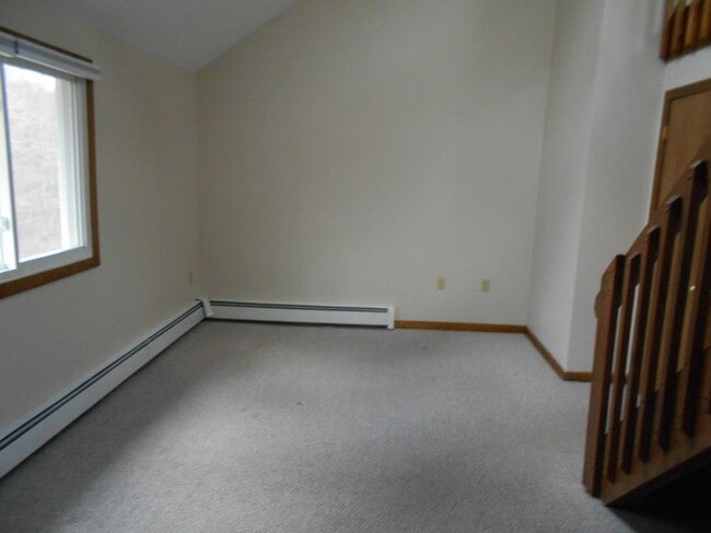 Building Photo - Derry Townhouse for Rent- 2 Bedrooms + Loft!  Available Nov 15!