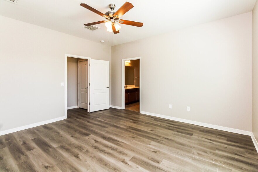 Building Photo - 8231 W Razorbill Dr