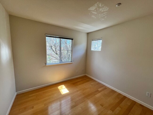 Building Photo - SPACIOUS FOUR BEDROOM HOUSE IN HAMILTON