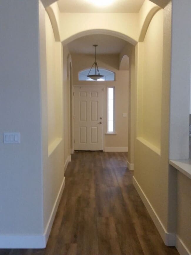 Building Photo - Spacious 4-Bedroom Home in a Great Neighborhood!