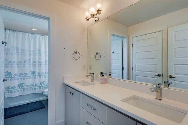 Building Photo - 4 Bedroom/3.5 Bath home overlooking the ci...