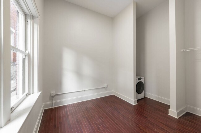 Building Photo - Coming Soon: Stylish 1BR Apartment – ETA 1...