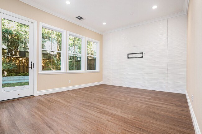 Building Photo - Beautiful Custom Townhouse In Desirable Wa...