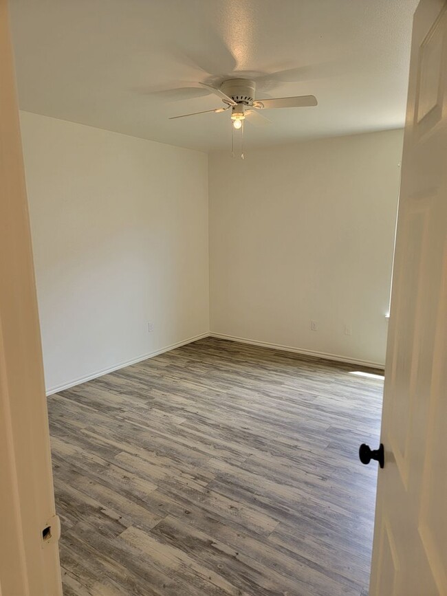 Building Photo - Section 8 Approved! Ready now! Move in Spe...