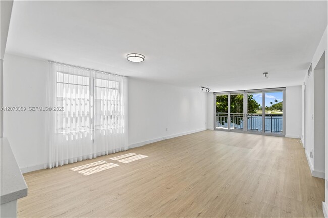 Building Photo - 9250 W Bay Harbor Dr