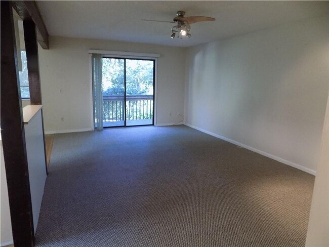 Building Photo - Close to the Beach!