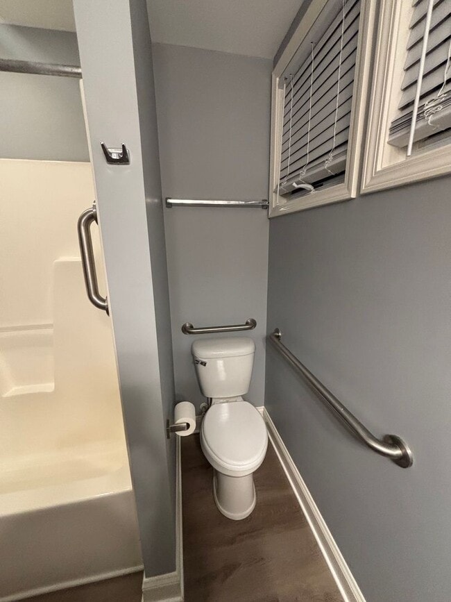 Building Photo - Charming & Spacious Three Bedroom, Two Bathroom Single Family Home