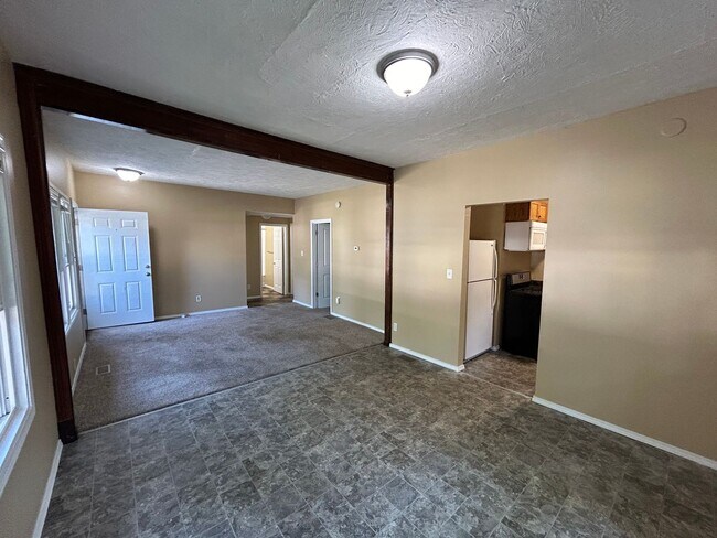 Building Photo - 3 bed / 1 bath home near 27th and Randolph.