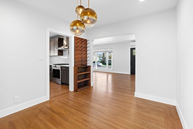 Building Photo - Charming Updated 2 bed, 2 bath Home near D...