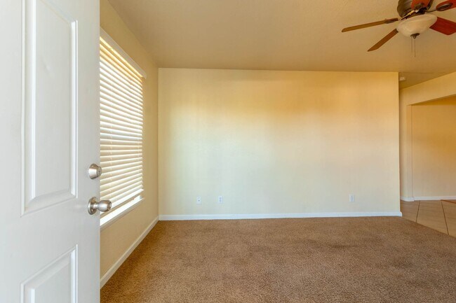 Building Photo - Cute 2BD/1 BTH Home Right off of Broadway Extension