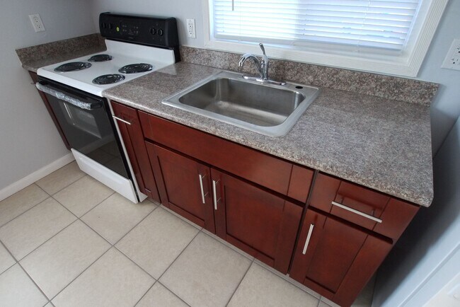 Primary Photo - Renovated 2 Bedroom, on San Pablo Ave, in ...