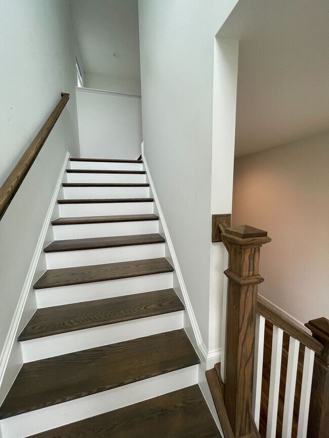 Building Photo - Spacious Home in Westhill Community