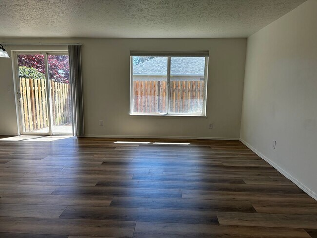 Building Photo - Recently Renovated Two Bedroom Two Bath Duplex
