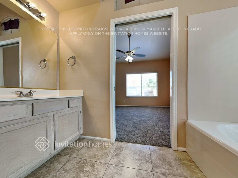 Building Photo - 11634 W Clover Way