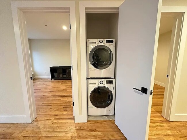 Building Photo - University Avenue