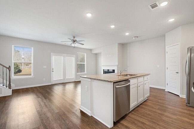 Building Photo - 3 BEDROOM TOWNHOME IN OAKWOOD!