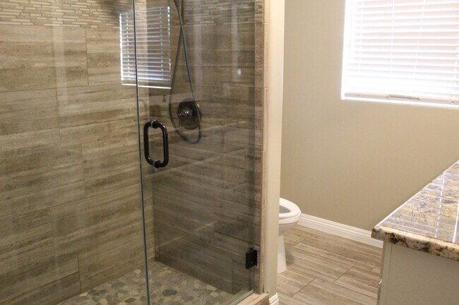 Building Photo - Large Home for Rent Bakersfield, CA