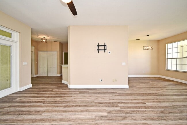 Building Photo - Lovely Remodeled 4/2 Home