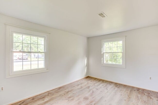 Building Photo - 825 Barkley Dr
