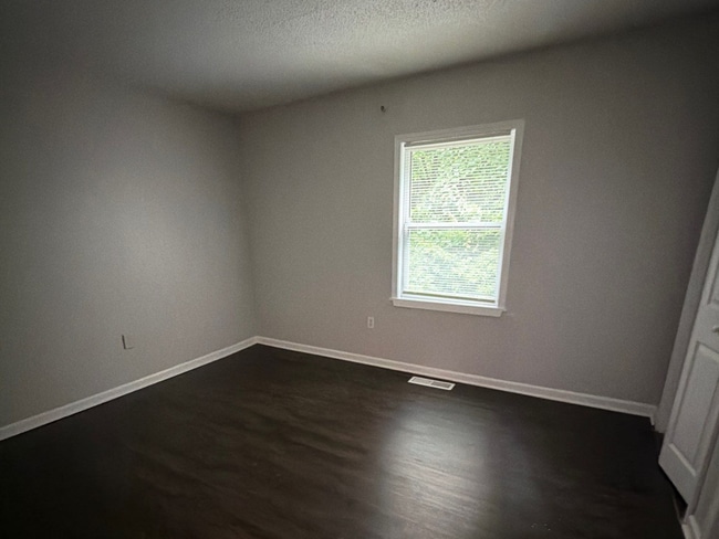 Building Photo - Beautifully Renovated 2 Bed / 1.5 Bath Townhome – Move-In Ready!