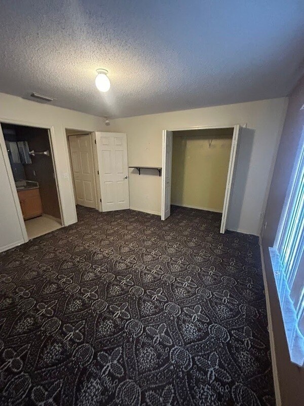 Building Photo - 271 Hart Ln