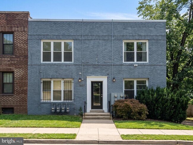 Building Photo - 1627 Holbrook St NE