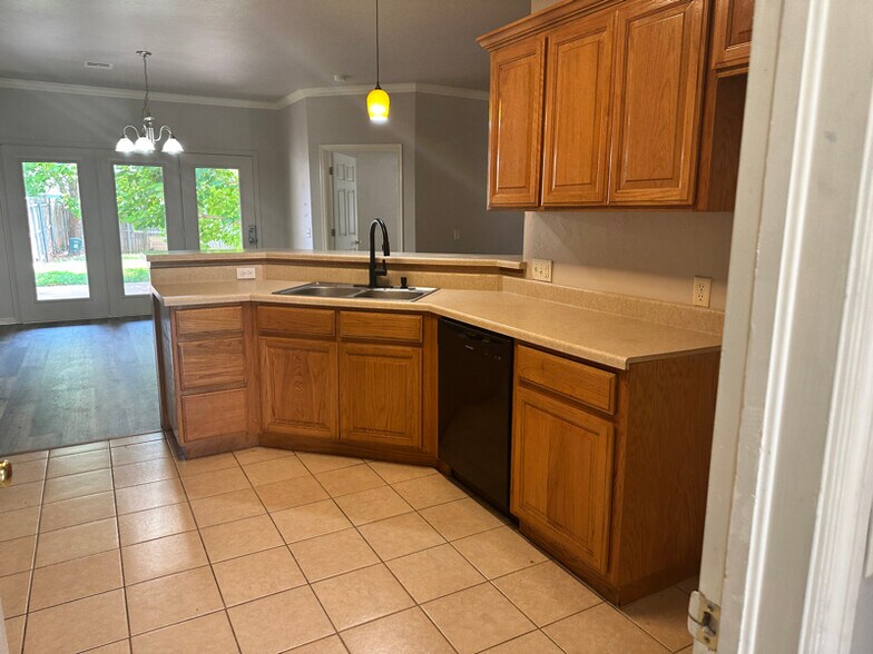 Building Photo - 2614 Silvertree Dr