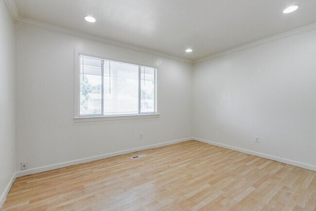 Building Photo - 4 bedroom house close to CSU