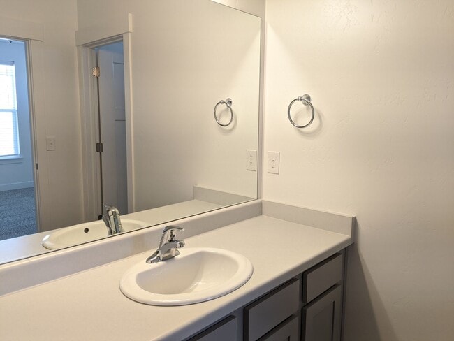 Building Photo - Beautiful 3-Bed Condo – $1,650! Move In by...