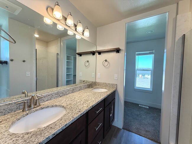 Building Photo - 4 bedroom 2.5 bath Plain City House