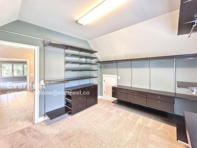 Building Photo - 1070 Windfaire Pl