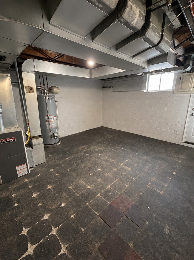 Building Photo - 3527 Parklawn Ave
