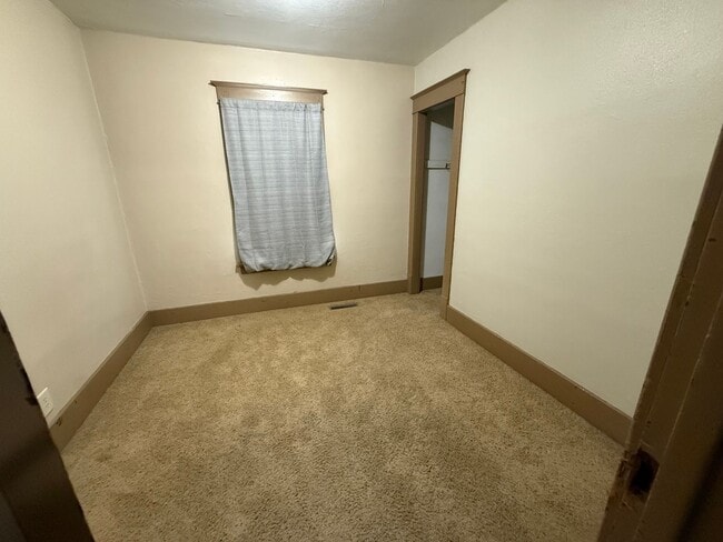 Building Photo - 3 Bed 1 Bath + Bonus Room and Yard