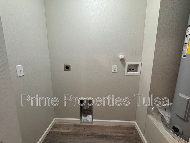 Building Photo - 4120 W 56th Pl