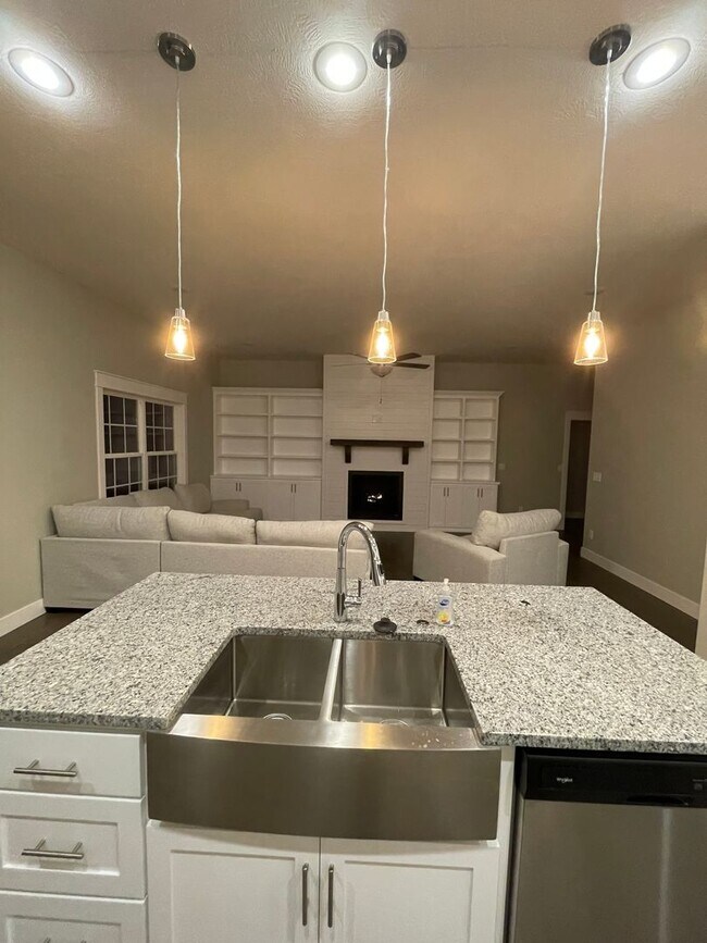 Building Photo - ****MOVE-IN SPECIAL**** Gorgeous 4Bedroom ...