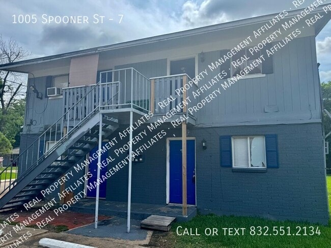 Primary Photo - 1005 Spooner St
