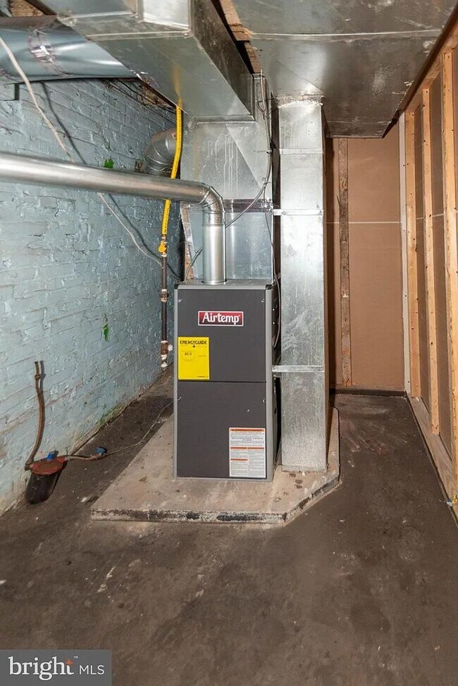 Building Photo - Spacious 3 Bedroom Townhome