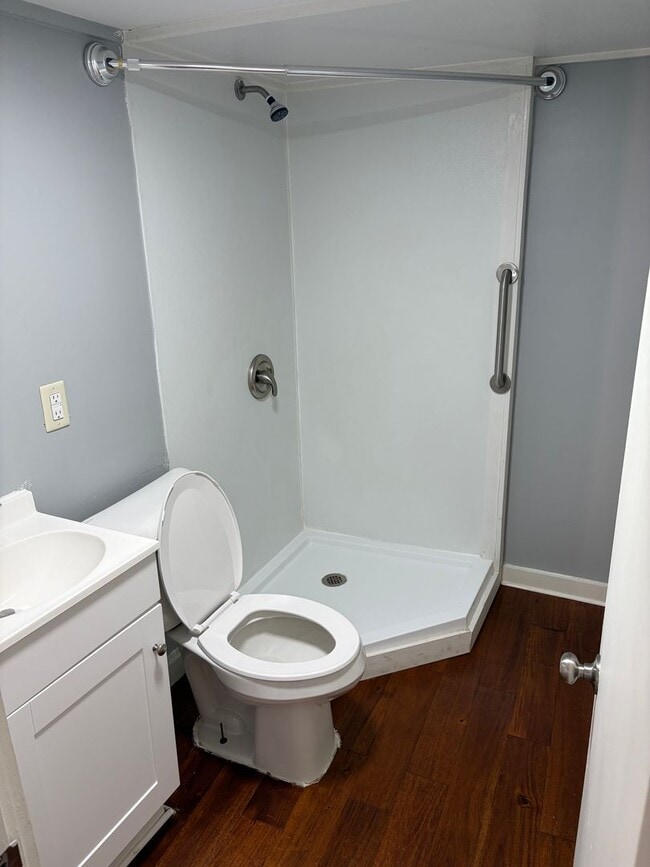 Building Photo - Quaint 1 Bedroom