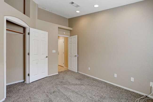 Building Photo - Adorable single story in a gated community!