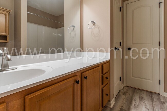 Building Photo - Available NOW! | 3 Bedroom / 2 Bathroom Home | Bennington