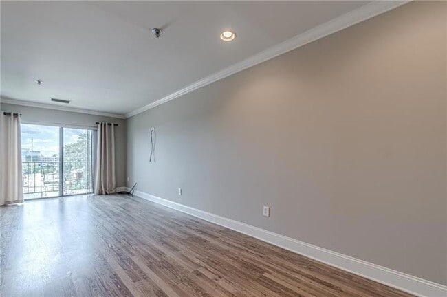 Building Photo - 300 Johnson Ferry Rd