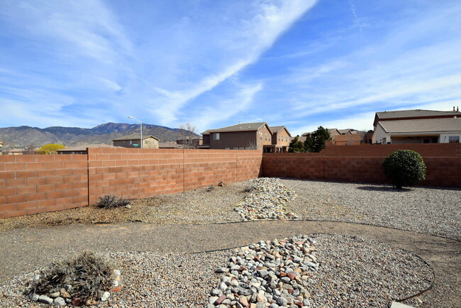 Building Photo - Amazing 3 Bedroom Home Near KAFB!