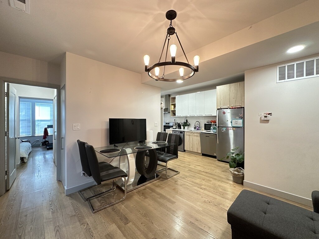 Building Photo - 2341 W Walton St