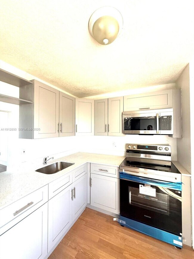 Building Photo - 1401 NE 191st St