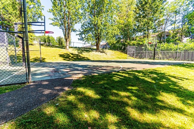 Building Photo - 8 WEEKS FREE THIS UNIT ONLY!!! LOTS OF BEA...