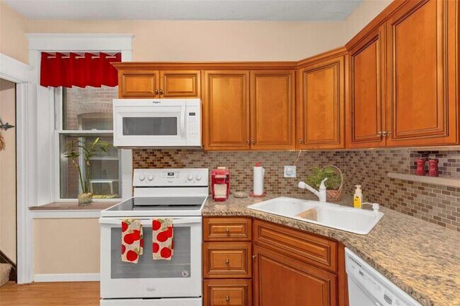 Building Photo - Fantastic 3bd/1.5ba home! Coming soon!