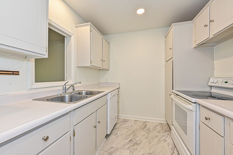 Building Photo - 1323 Queens Rd