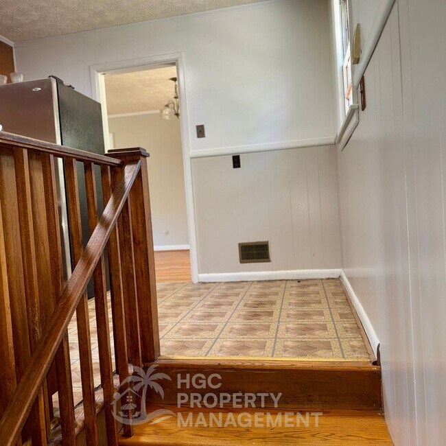 Building Photo - 5 Castlewood Dr