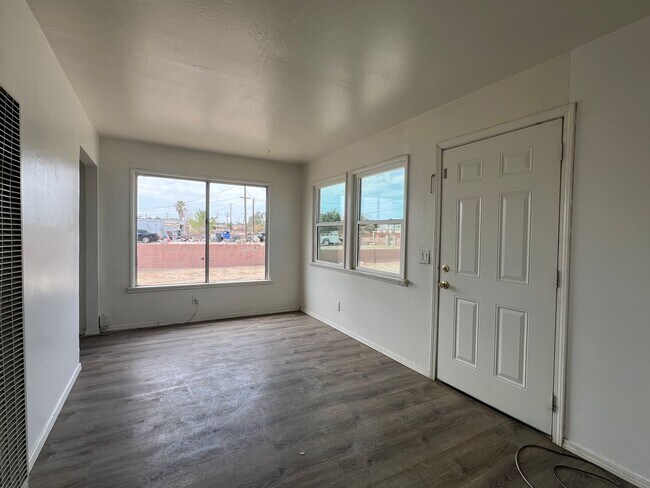 Building Photo - P054